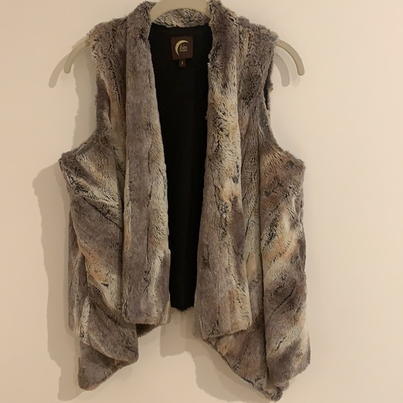 Women’s Faux Fur Vest - Picture 5 of 7